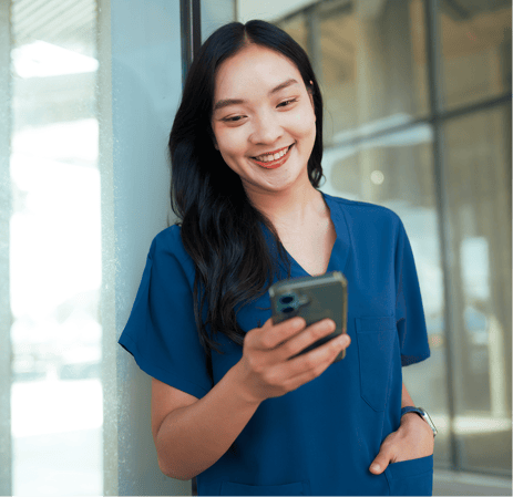 Dialogue - Mise à jour produit de juillet - Une infirmière regardant son téléphone