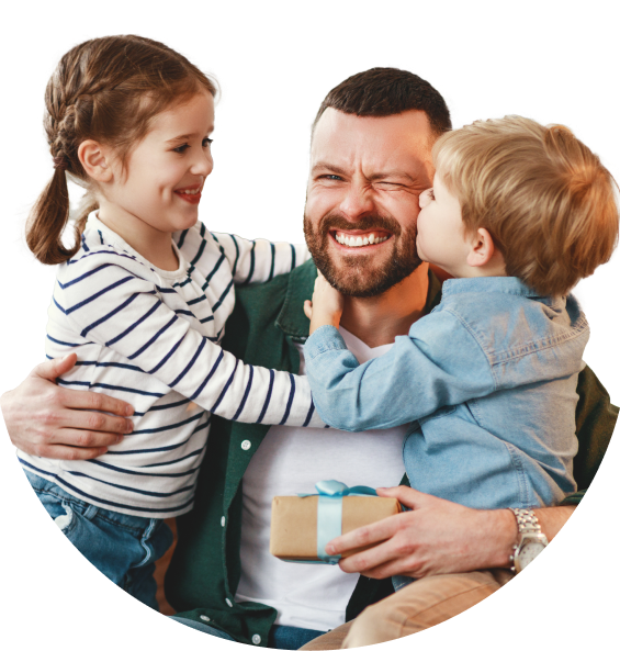 Papa souriant, partageant un moment de pur bonheur avec ses deux enfants.