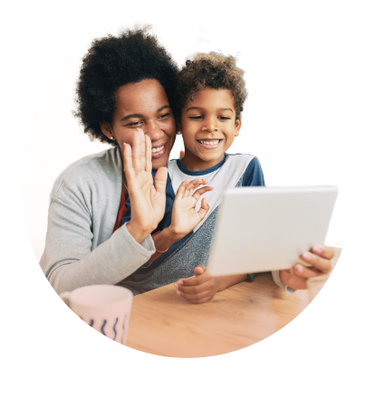 Maman souriante partageant un moment joyeux avec son enfant en visioconférence.