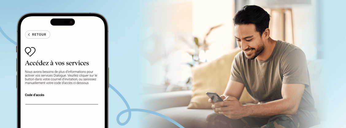 Dialogue - Mise à jour produit de août - Un homme regardant son smartphone dans son salon, et un téléphone montrant l'application Dialogue