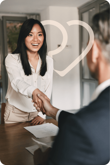 Clients et partenaires de Dialogue heureux célébrant un excellent service et une grande satisfaction.
