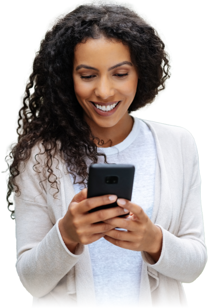 Femme heureuse utilisant son téléphone mobile pour communiquer en ligne avec un sourire