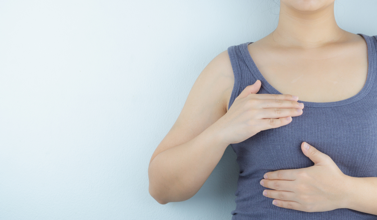 Femme qui fait un autoexamen des seins