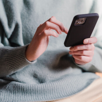 Une personne naviguant sur son iPone