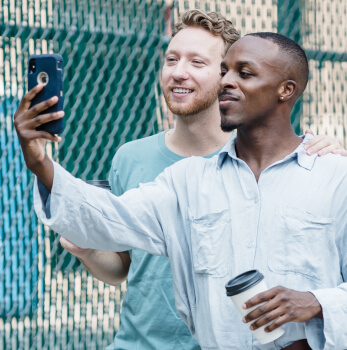 deux hommes prenant une photos