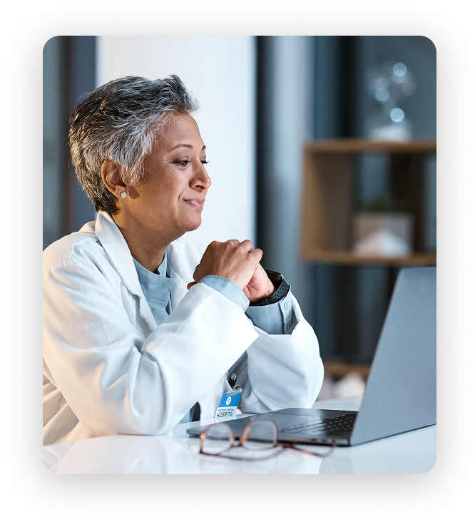 docteur regarde sa ordinateur