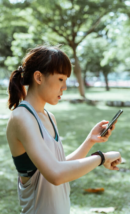 Femme qui regarde sa montre intelligente lors d'un entrainement