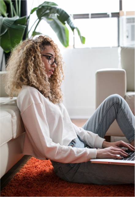 Femme en consultation en télémédecine