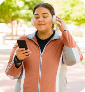 Employee using dialogue wellness app before a run