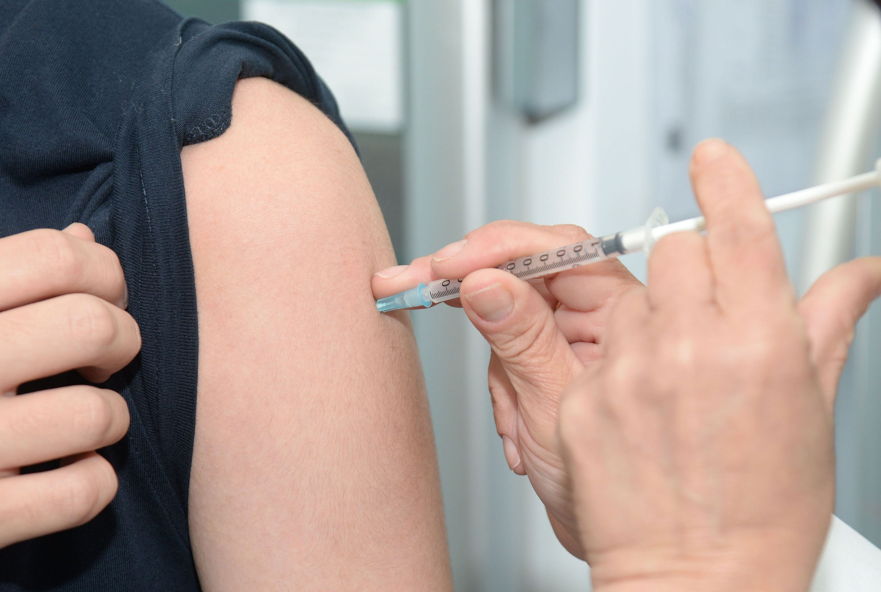 Infirmière qui injecte un vaccin dans un bras 