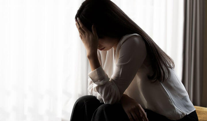 Femme qui doit composer avec le deuil après une fausse couche