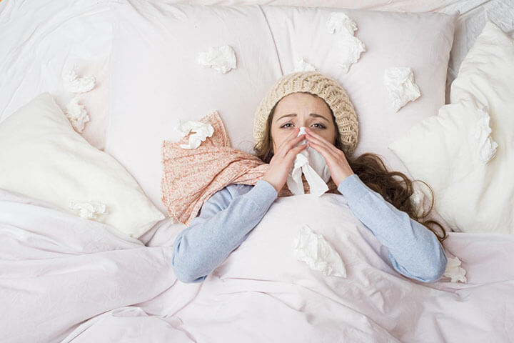 Femme avec rhume dans son lit
