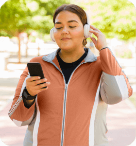 Employee using dialogue wellness app before a run