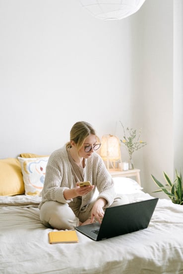 Femme qui navigue sur son ordinateur