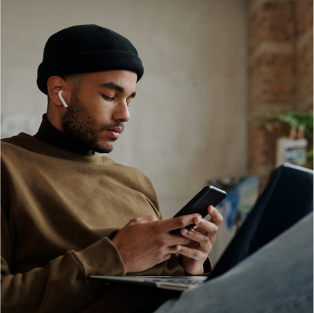 homme sur son cellulaire - télémédecine