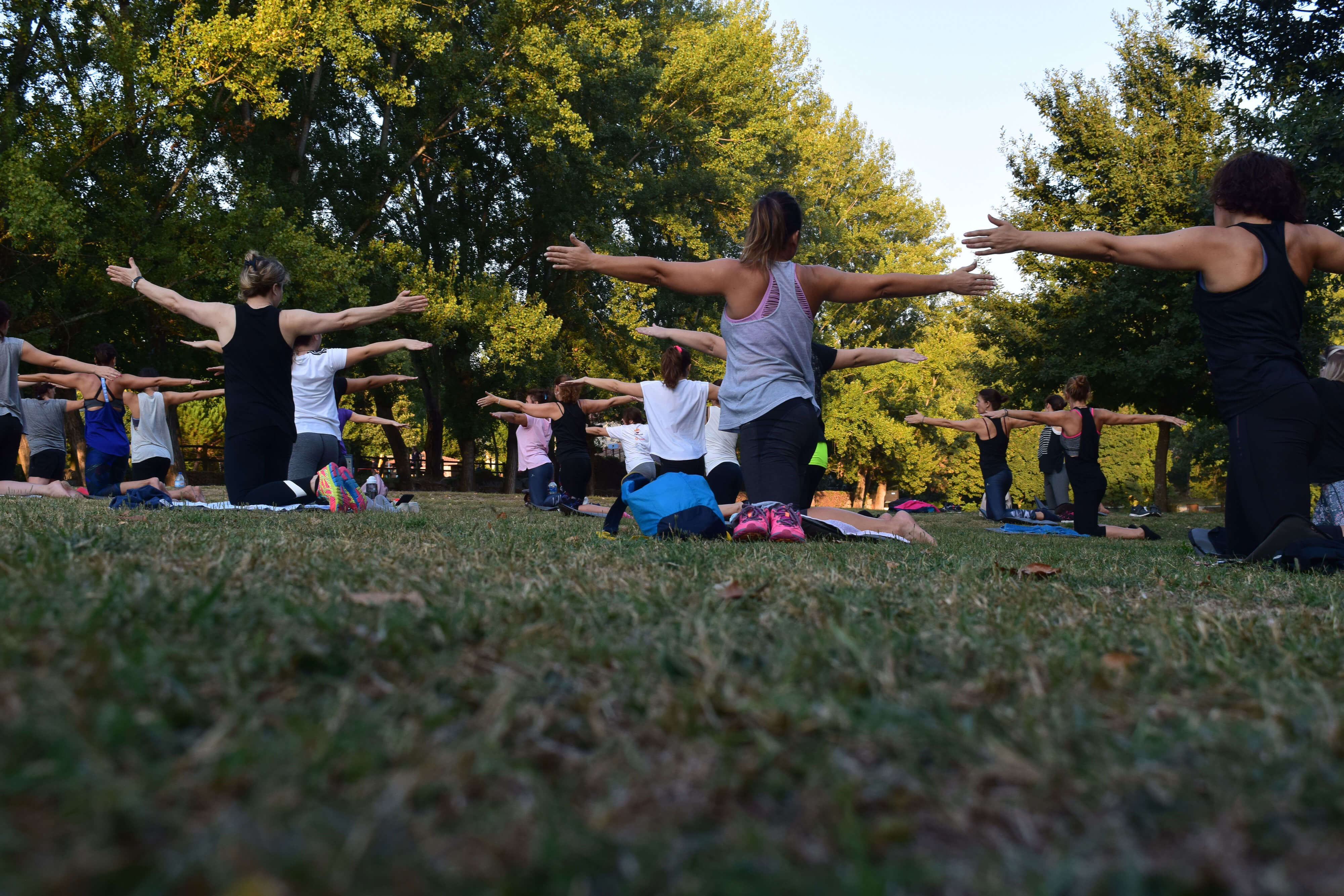 Femmes qui font du yoga dans un parc